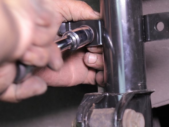 Resserrer l'écrou de la biellette de barre stabilisatrice à l'aide d'une clé à pipe de 16 et une clé Allen de 5