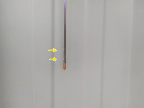 contrôler le niveau à la jauge : l'encoche du bas représente le mini, celle du haut le maxi (compléter si nécessaire: on cherche à être juste en-dessous du maxi)