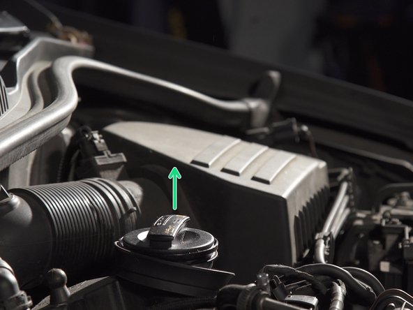 Retirer le bouchon de remplissage sur le dessus du moteur pour évacuer l'huile plus facilement