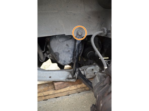 Retirez la vis avec la douille de 13mm.