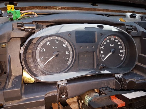 Une fois le révetement supérieur enlevé, vous pouvez facilement faire basculer le combiné et déconnecté les cables.