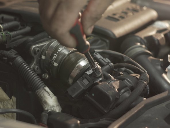 Revisser la vis avec la douille de 8