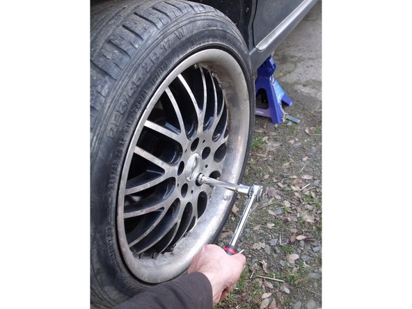 Une fois la purge des étriers arrières terminée, on remet les roues en place et on serre sans trop forcer les boulons.