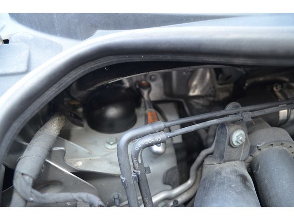 Avec une douille de 13mm retirez les 3 vis qui maintiennent la tête d'amortisseur.