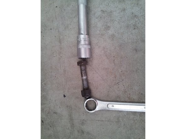 Puis dégager le pivot en faisant attention à ne pas abimer le capot de protection ou le soufflet de la rotule.