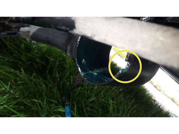 Nettoyer puis graisser le support dans lequel devra rentrer le nouveau silent bloc.