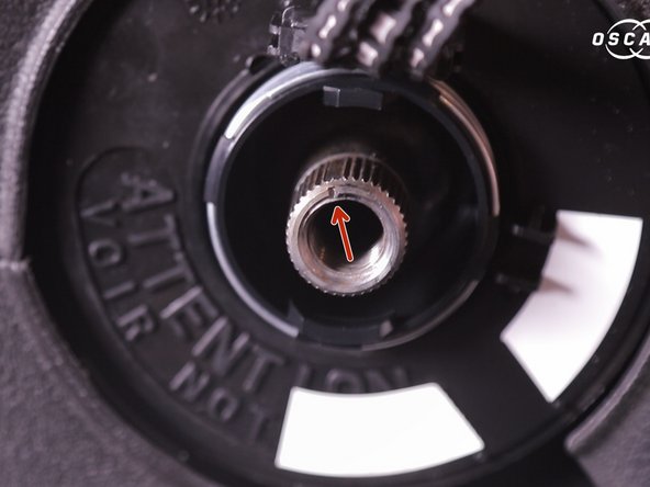 S'aider du repère pour replacer le volant, un détrompeur sur la colonne empêchera son mauvais positionnement