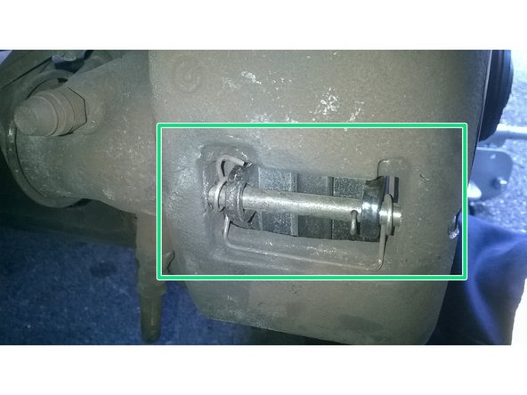 Positionner le ressort ,enfiler la goupille puis verrouiller avec la clavette