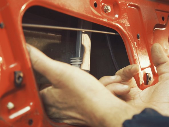 
Pass your hands to the other side of the window to unclip its support by pivoting the part 90&deg;
