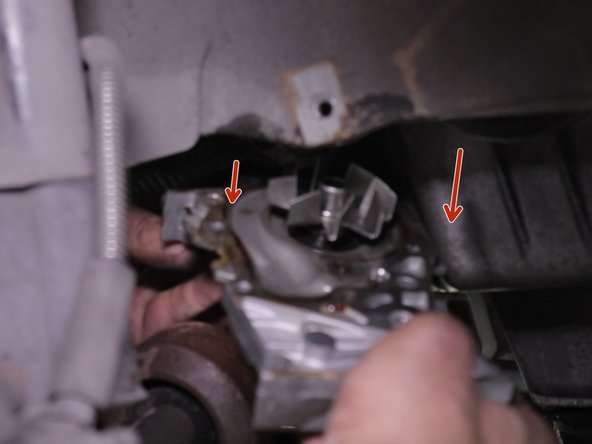 Retirer la pompe à eau de son emplacement en la tirant vers l'extérieur