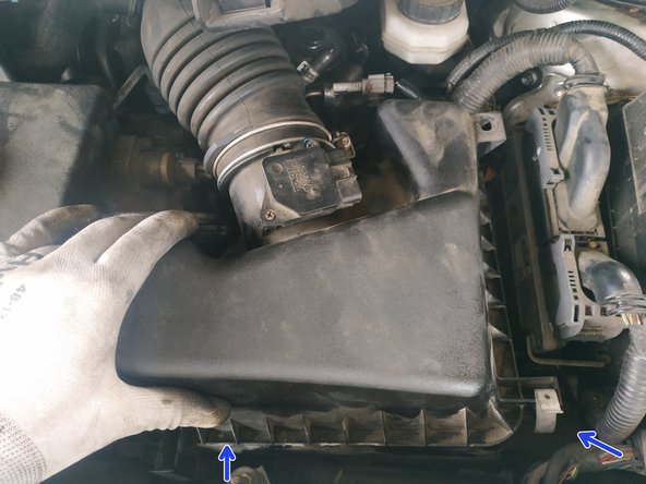 poser la coiffe (faire attention à bien positionner les 2 ergots du fond) et la clipser