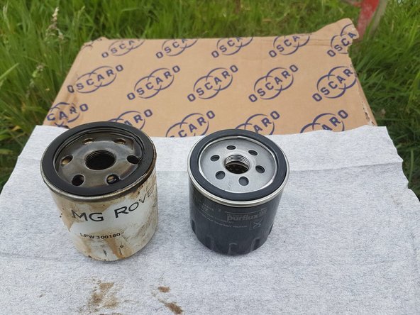 Extraire le filtre en maintenant le coté ouvert vers le haut.