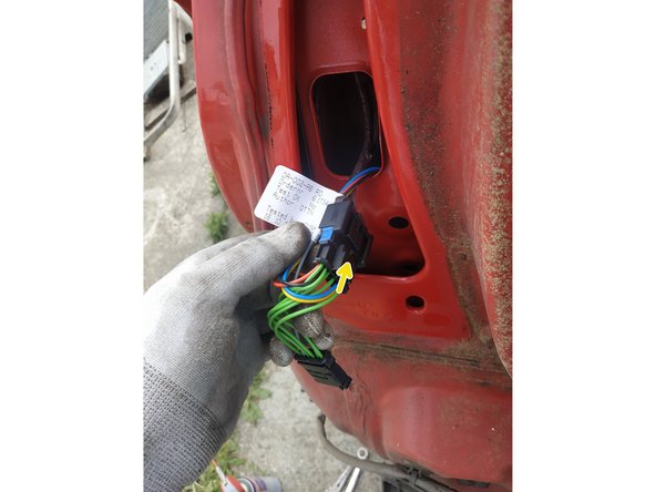 brancher le faisceau sur le feu arrière gauche