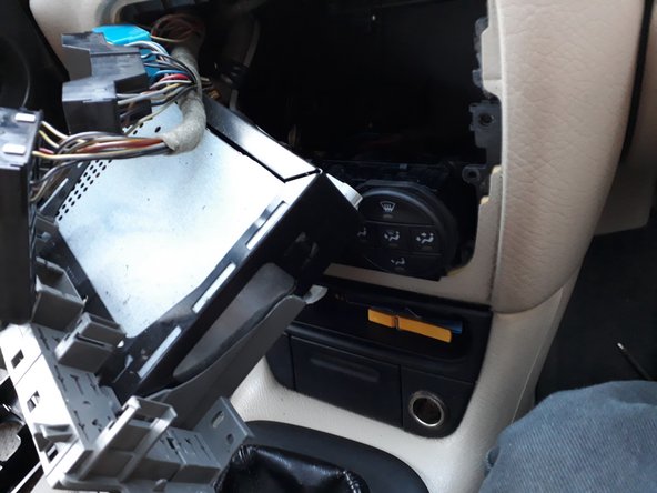 maintenant on peut passer la main à l’intérieur pour dévisser les ampoules