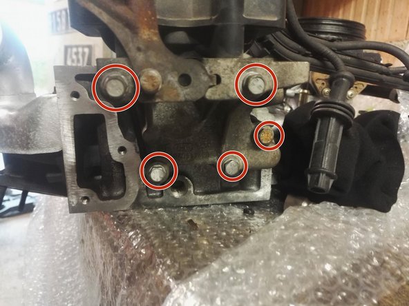 Serrez progressivement les vis de fixation