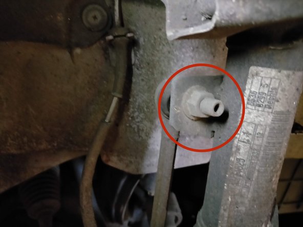 Déposer l'écrou en haut de la biellette de barre stabilisatrice avec une clé de 15 et une clé 6 pans.