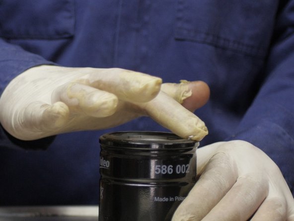 Appliquer de l'huile propre sur le joint du nouveau filtre à huile pour facilité le serrage