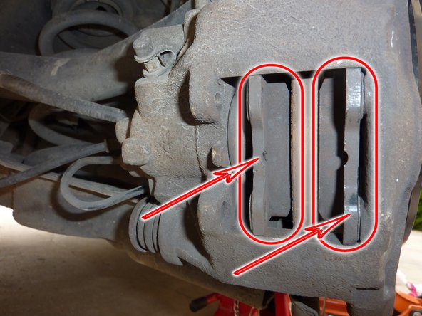 Remonter les plaquettes de frein (repères rouges).