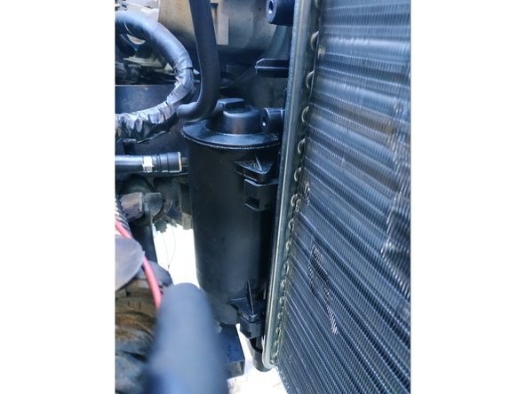 On peut en profiter pour contrôler l'état du canister, j'ai dû pour ma part réparer une durite qui était cassée en deux.