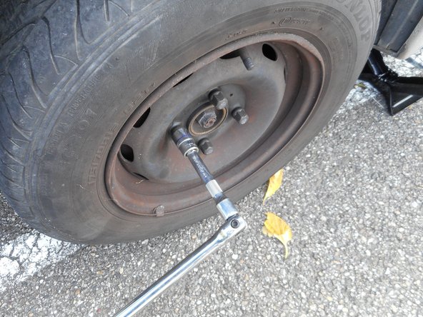 Reposer la roue, puis remettre le véhicule au sol. Serrez les boulons de roue au couple, à l'aide d'une clé dynamométrique.