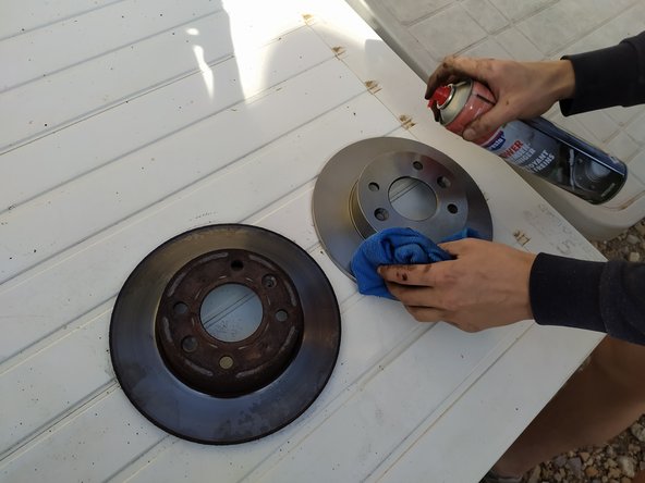 Vaporiser du nettoyant frein et passer un chiffon microfibre sur le nouveau disque afin de retirer la couche de graisse de protection.