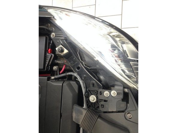 Remonter le phare en prenant soin de bien le glisser dans les glissière réviser les deux vis de 10 et mettre la pâte de bloquage du feux