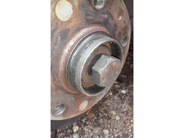 Si besoin donner un coup de marteau sur la tête du boulon pour décoller le cardan