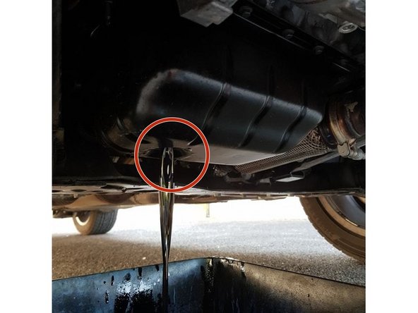 Débloquer le bouchon de vidange à l'aide d'un cliquet et une douille de 21. Finir de dévisser à la main.