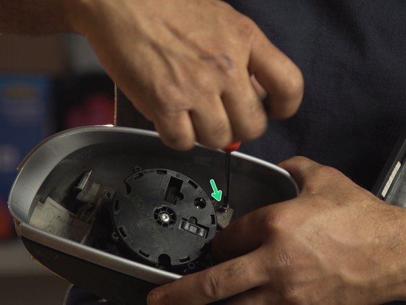 Dévisser les deux vis de maintient de la coque à l'aide d'un tournevis cruciforme