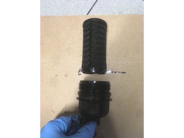 Retirer la cartouche du filtre à huile en la tirant vers le haut