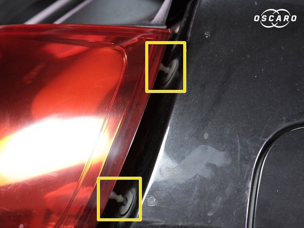 Replacer le nouveau feu arrière l’insérer dans les deux ergots