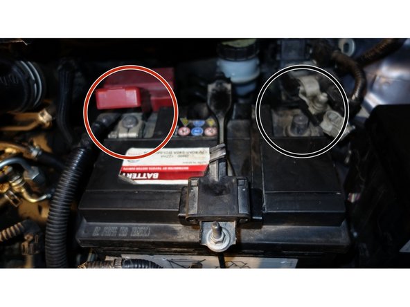 Vérifier que le plateau en plastique est correctement positionné dans les plots du socle du support de batterie.