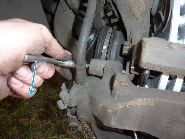 Mettre en place les 2 colonnettes. Visser et bloquer celles-ci à l'aide d'une clé à 6 pans male de 7.