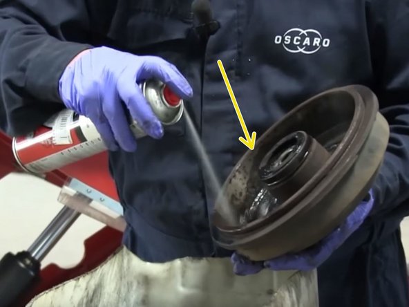 Nettoyer avec du liquide frein et un chiffon (tambours,flasques)