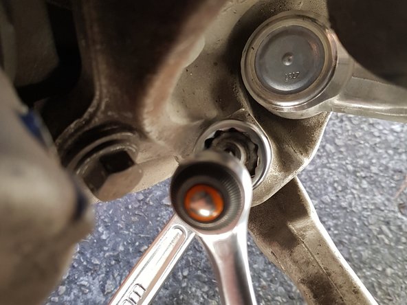 Utilisez une clé de 22mm pour dévisser l'écrou et un embout BTR 5mm pour bloquer la vis.