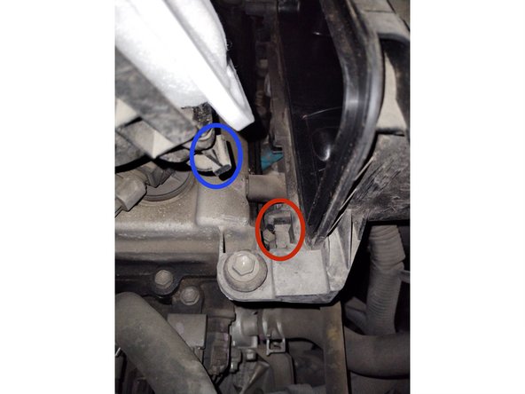 
Close the box. It has two spurs which must each be placed in their support respective.
