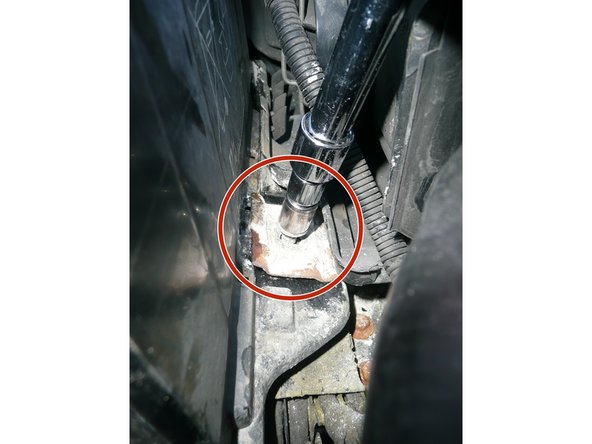 Dévisser la plaque en métal qui fixe la batterie avec une clé de 13.