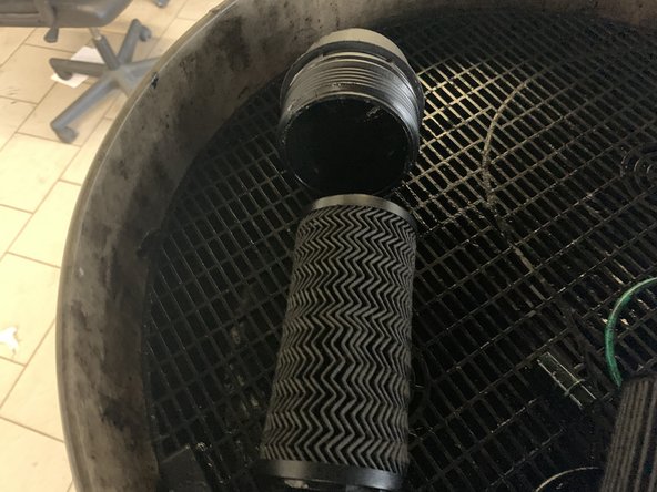 Retirer la cartouche du filtre à huile en la tirant vers le bas