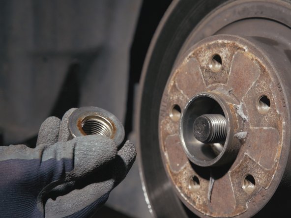 Retirer l'écrou du moyeu