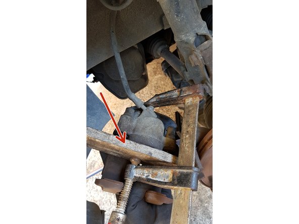 Avec un serre-joint et une cale en bois que vous positionnerez sur le piston repoussez celui-ci à fond.