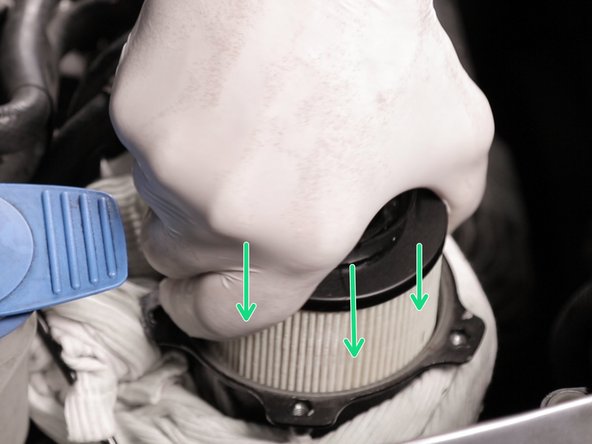 Replacer le nouveau filtre à carburant en l’enfonçant délicatement dans son emplacement