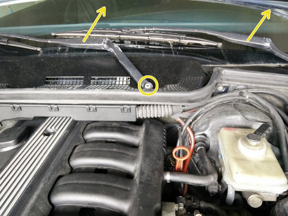 2 écrous à retirer (sur l'axe de rotation des essuies glaces)
