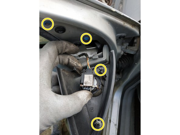 le cache a 2 ergots qu'il faut rentrer dans les emplacements sur la portière