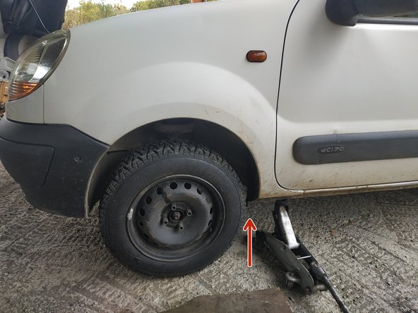 serrer le frein à main et lever la roue avant gauche