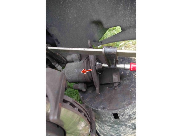 Pour remettre en place les plaquettes, il faut repousser le piston complètement. Soit vous avez lourdement investi dans un repousse piston, soit vous le faite avec les moyen du bord : ici un serre-joint et la plaquette usagée ont été tout aussi efficace !