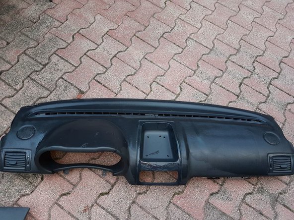 Uns fois toutes les vis enlevé, vous pouvez décoller légerment le revétement et le tirer vers vous.