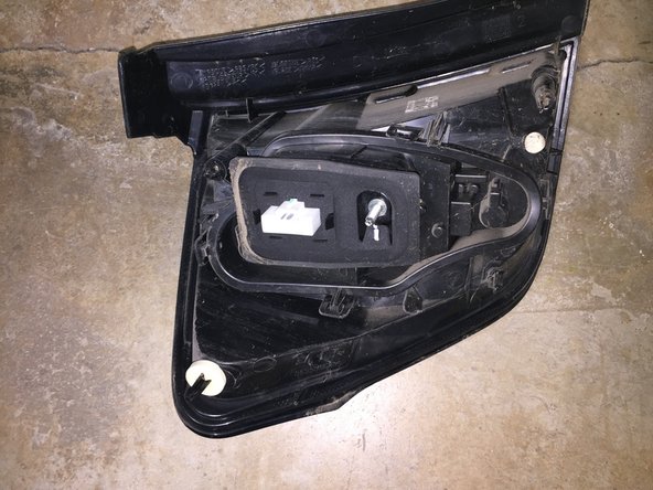 Le phare peut être changé enfin , ici nous changeons les ampoules