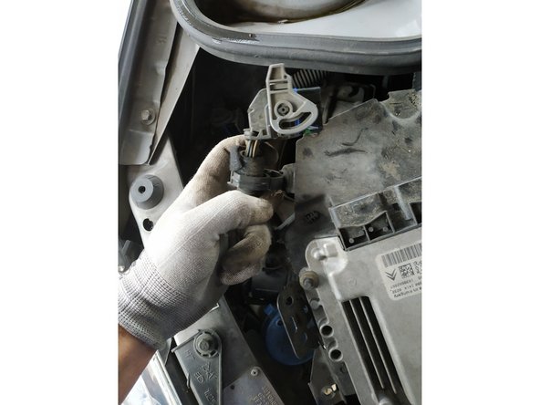 débrancher les 3 fiches du calculateur