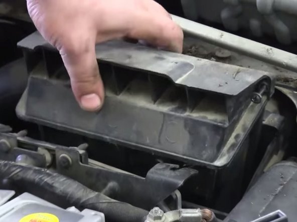 Tirer le cache du filtre à air vers le haut