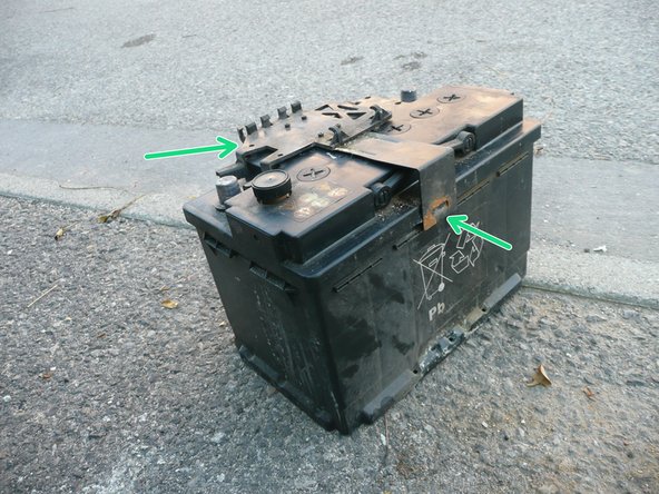 Si vous souhaiter vous faciliter le retrait de la batterie, il est possible d'enlever la pièce qui est sur le dessus de la batterie afin d’accéder aux poignées. Il suffit de la déclipsser sur ses 2 extrémités (pour ma part, je l'ai fait après l'avoir sortie de son logement).